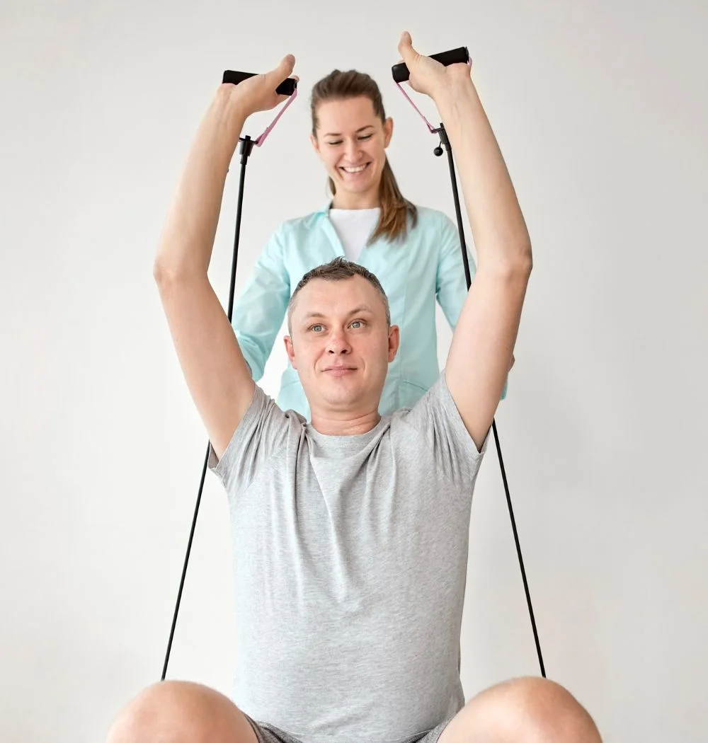 therapist-undergoing-physical-therapy-with-male-patient (2) Can physical therapy help with running?